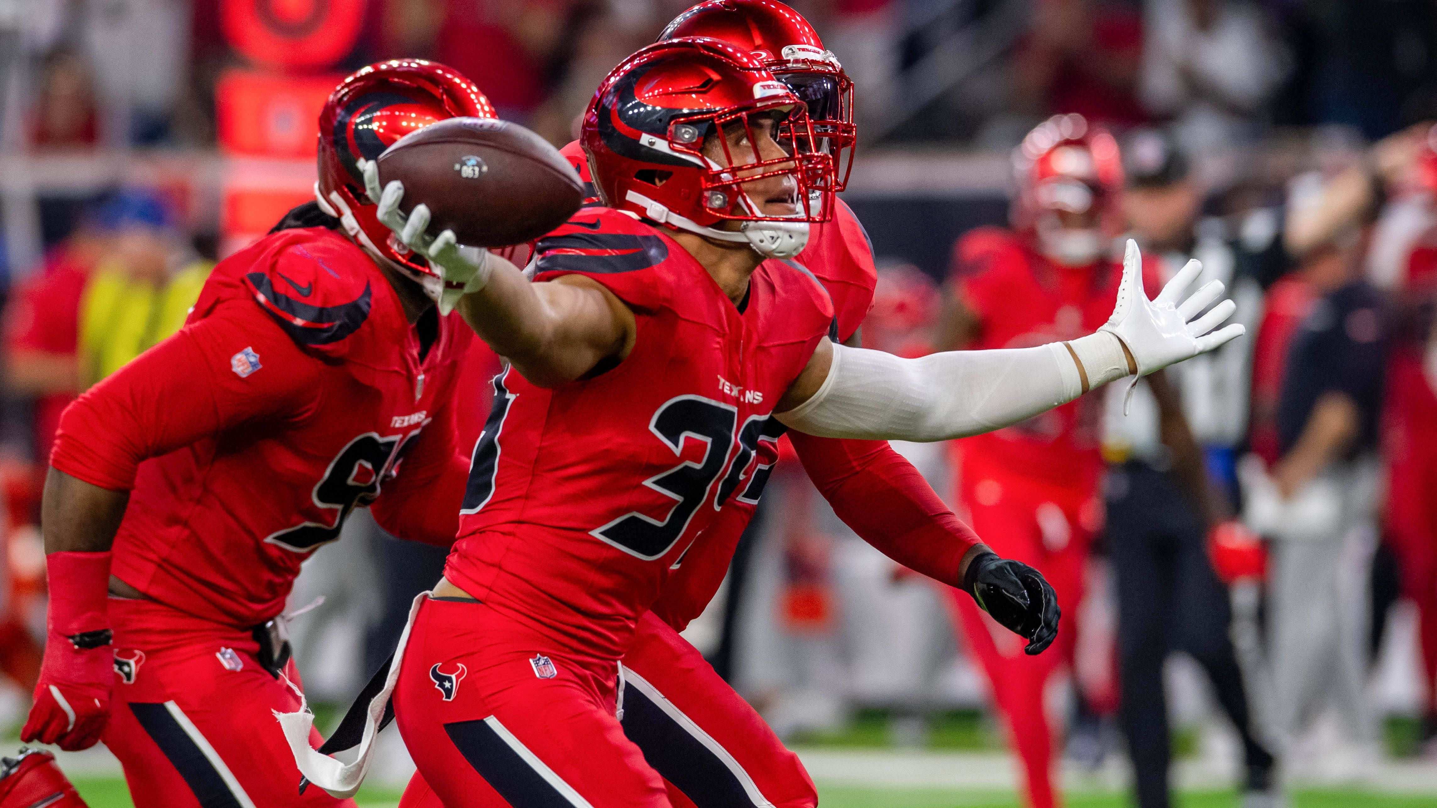 <strong>Week 10: Houston Texans</strong><br>Die <a data-li-document-ref="458241" href="https://www.ran.de/sports/american-football/nfl/news/nfl-detroit-lions-besiegen-houston-texans-im-sunday-night-game-von-woche10-458241">Texans unterlagen den Lions im Sunday Night Game von Woche 10 knapp mit 23:26</a>. Ein kleiner Trost: Satte fünf Mal wurde Detroit-QB Jared Goff von Houstons Defense gepickt, das ist gleichbedeutend mit einem Franchise-Rekord für die Texaner. Zwei Interceptions gingen auf das Konto von Kamari Lassiter, jeweils einmal durften Jimmie Ward, Henry To'oTo'o und Calen Bullock jubeln.