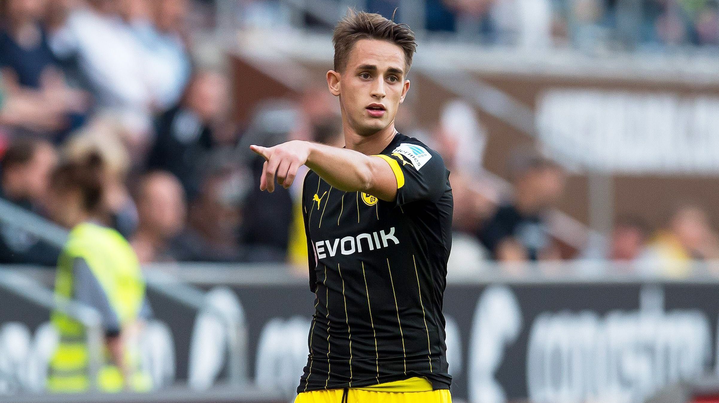 
                <strong>So tickt Adnan Januzaj</strong><br>
                20 Jahre jung, Belgier, mutmaßliches Supertalent - mit großen Ambitionen geht Adnan Januzaj die Herausforderung Borussia Dortmund an. ran.de zeigt euch, was Ihr unbedingt über den Neuen von Thomas Tuchel wissen solltet.
              