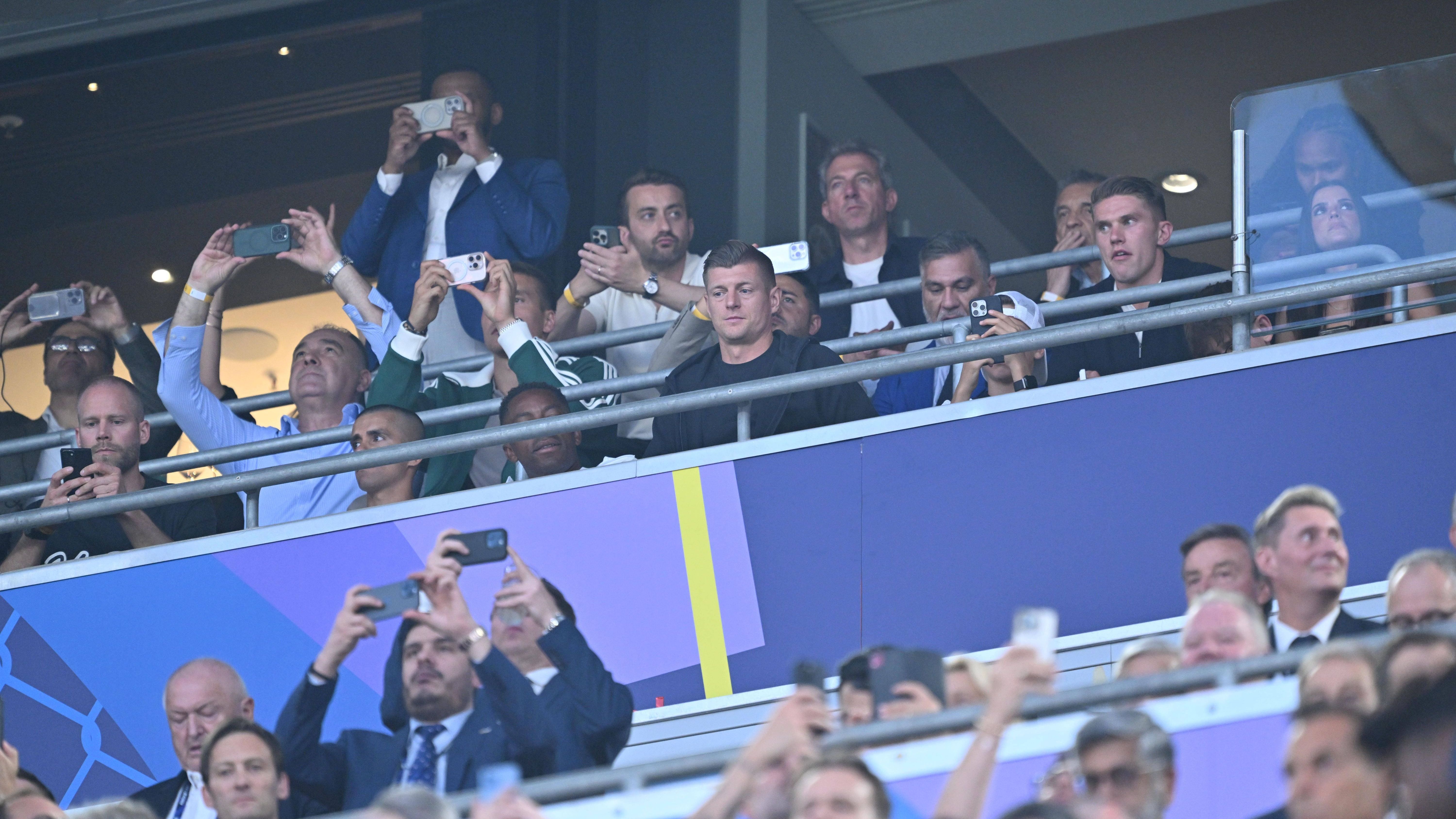 <strong>Toni Kroos</strong><br>2012 verlor er mit den Bayern das "Finale dahoam" auf dramatische Weise, diesmal überblickte Toni Kroos (3. Reihe von oben, schwarzes Oberteil) das Treiben auf dem Rasen völlig entspannt.
