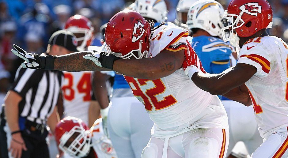 
                <strong>Dontari Poe 940</strong><br>
                Ein NFL-Rekord der etwas anderen Art: Dontari Poe ist der schwerste Spieler, der jemals für einen Touchdown in die Endzone gelaufen ist. Der Nose Tackle der Kansas City Chiefs wurde am Sonntag gegen die San Diego Chargers als Running Back eingesetzt, als die Chiefs noch ein Yard überbrücken mussten. Der 157 Kilogramm schwere Poe hechtete in die Endzone und feierte anschließend mit einem flotten Tänzchen.
              