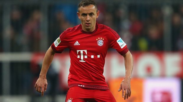 
                <strong>Rafinha</strong><br>
                Rafinha: Die Verantwortlichen des FC Bayern und Carlo Ancelotti sind schon lange auf der Suche nach einem adäquaten Ersatz für Philipp Lahm auf der Rechtsverteidigerposition. Dieser Spieler sollte vor allem eins sein: jung. Rafinha könnte übergangsweise auch weiter hinten rechts spielen. Bislang aber haben die Bayern keinen Mann für die Position gefunden. Falls man für ihn noch Geld bekommen will, müsste der Brasilianer in diesem Jahr verkauft werden. Sein Vertrag läuft bis Sommer 2017.
              