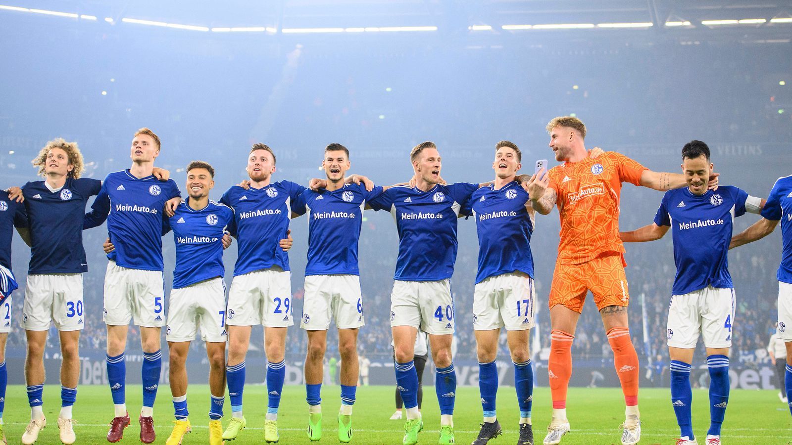 
                <strong>Momentum</strong><br>
                Es ist ein kleines Momentum, aber zuletzt im "kleinen" Revierderby gegen den VfL Bochum gelang S04 mit dem 3:1 der erste Sieg seit dem Wiederaufstieg. Es ist ja bekannt, was sogenannte Knotenlöser anrichten können - auch im positiven Sinne. "Wir wollen diese Emotionalität aufnehmen und in positive Energie auf dem Platz umwandeln. Diese positive Energie werden wir auch benötigen, um gegen einen starken Gegner ein gutes Spiel zu machen", sagte Trainer Frank Kramer: "Wir werden alles brauchen: Leidenschaft, Leidensfähigkeit, Entschlossenheit." Das Derby ist für S04 der Lohn für ein Jahr Leiden in Liga zwei - ein Sieg wäre auch Balsam für die geschundenen Fan-Seelen.
              