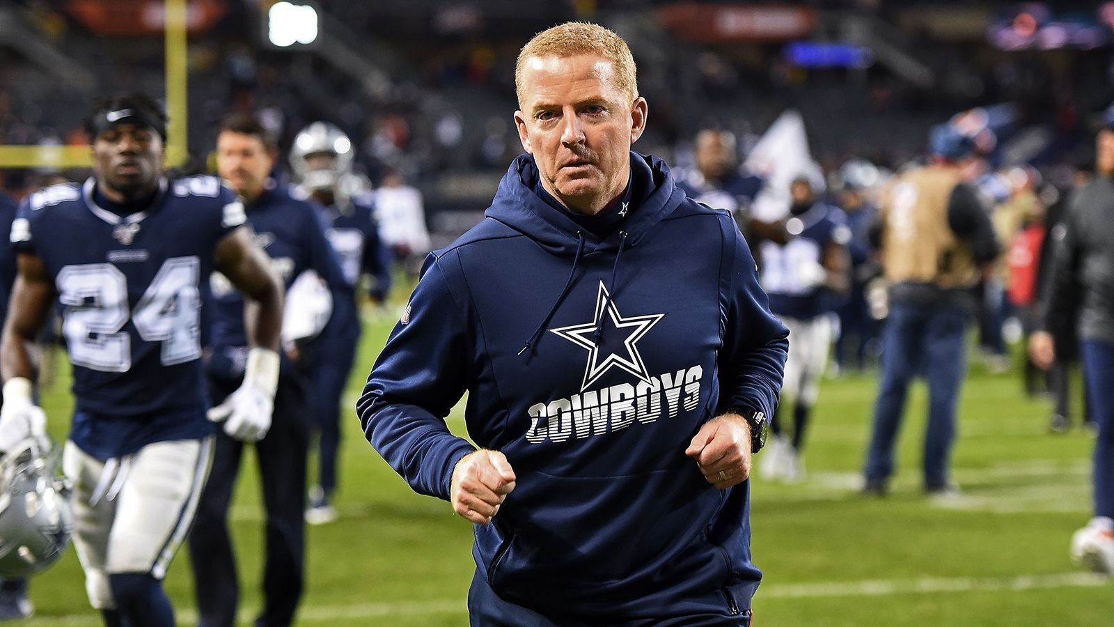 
                <strong>Enttäuschende Saison 2019/20 </strong><br>
                In einer schwachen NFC East konnte sich das Starensemble der Dallas Cowboys nicht durchsetzen. Was auf dem Papier bereits vor Saisonstart vielversprechend aussah, endete mit einer 8-8 Bilanz. "America's Team" wurde den Erwartungen nicht gerecht. Die Folge: Langzeit-Head-Coach Jason Garrett wurde entlassen.
              