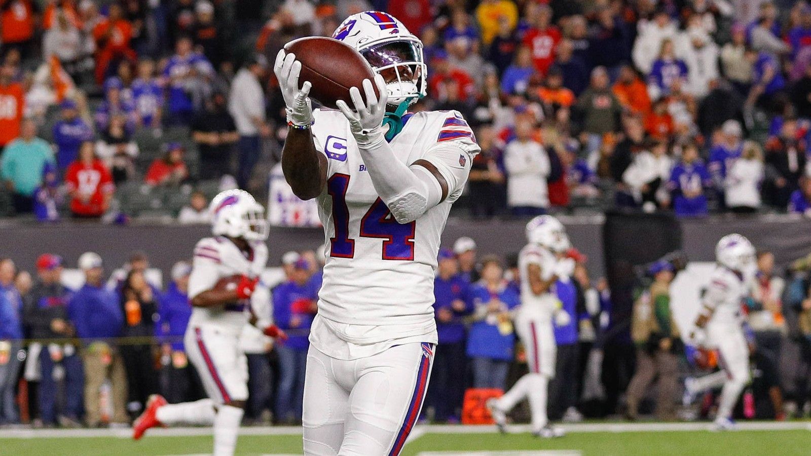 
                <strong>Platz 11: Buffalo Bills</strong><br>
                &#x2022; Starter: Stefon Diggs, Gabriel Davis, Deonte Harty<br>&#x2022; Backups: Khalil Shakir, Justin Shorter, Trent Sherfield<br>Stefon Diggs ist spitze, dahinter wird's kompliziert. Gabriel Davis zeigte immer wieder gute Ansätze und legte auch statistisch schon gute Zahlen auf, brachte aber bisher in Anbetracht des hohen Pass-Volumens der Bills-Offense noch nicht die allerhöchste Konstanz mit. Deonte Harty hatte einige Lichtblicke bei den Saints und punktet mit Agilität und Tempo. Khalil Shakir soll langsam herangeführt werden und zeigte ebenfalls schon positive Ansätze. Vielleicht entpuppt sich Justin Shorter als konstante Receiving-Option. 
              