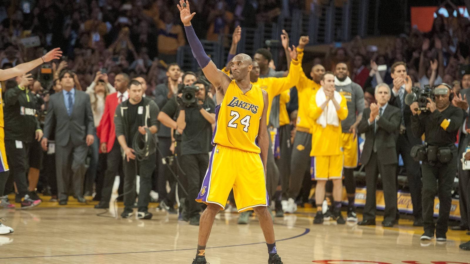 
                <strong>Kobe Bryant</strong><br>
                Letzter Verein: Los Angeles Lakers (Karriere-Ende: 2016)Punkte pro Spiel: 24.7All-Star-Nominierungen: 7
              