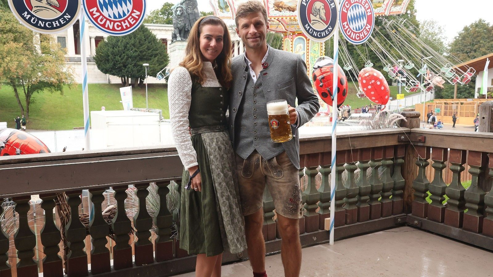 
                <strong>Thomas Müller</strong><br>
                Kaum einer hat mit Oktoberfest-Besuchen des FCB so viel Erfahrung wie Thomas Müller. Das bayerische Urgestein kam mit Ehefrau Lisa.
              