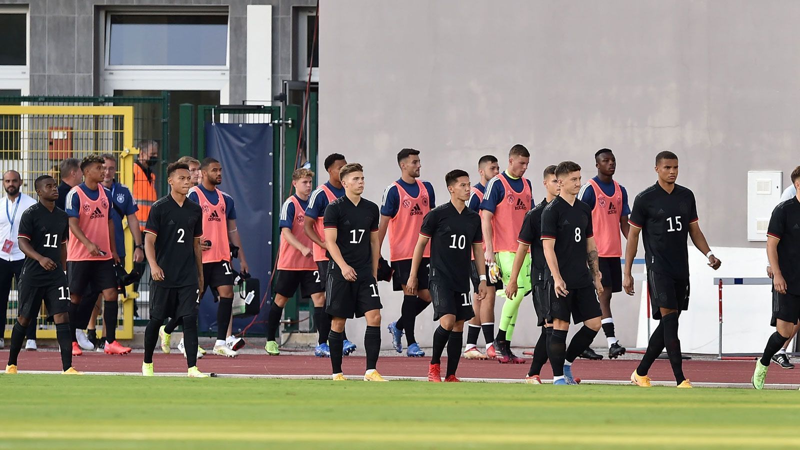 
                <strong>So lief Moukokos U21-Debüt gegen San Marino</strong><br>
                Als Youssoufa Moukoko (ganz links) an diesem sonnigen Spätsommerabend den Rasen im Stadion von Serravalle betritt, sind das historische Schritte. Denn nie war ein Spieler jünger, der für eine U21 des DFB auflief. Wegen einer Verletzung im Frühjahr musste sein Debüt für den amtierenden Europameister verschoben werden. So darf er sein Können in der Altersklasse, für die er noch bei EM 2027 auflaufen könnte, erstmals mit 16 Jahren und 286 Tagen beweisen. ran hat beim Auftakt in die EM-Quali einen besonderen Blick auf den Teenager geworfen.
              