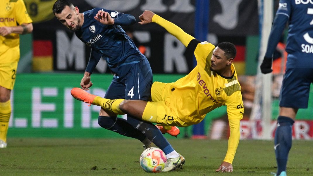 Bochums Erhan Masovic (l) und Dortmunds Sebastien Haller kämpfen um den Ball.