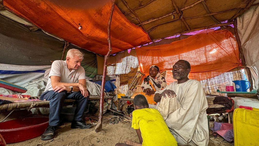 19. November 2024, Sudan, Port Sudan: Jan Egeland (links), Generalsekretär des Norwegischen Flüchtlingsrats, trifft sudanesische Binnenflüchtlinge.