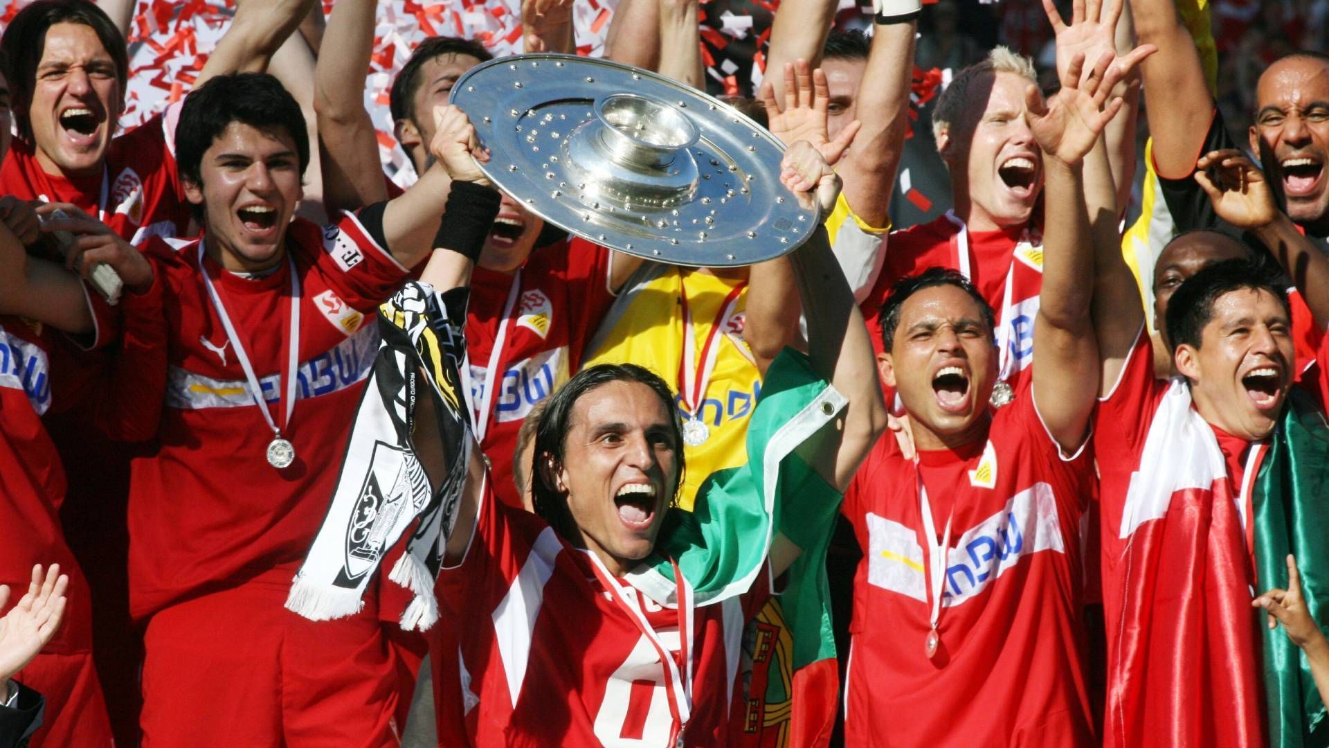 
                <strong>Acht Siege: VfB Stuttgart (31. März 2007 bis 10. August 2007)</strong><br>
                Mit sieben Punkten Rückstand auf den FC Schalke 04 und mit vier Zählern weniger als Werder Bremen gingen die Stuttgarter in die finalen acht Spiele der Saison 2006/07. Die Schwaben hatten am 26. Spieltag das direkte Duell auf Schalke verloren, der Traum von der Meisterschaft schien ausgeträumt. Dann aber startete das Team von Trainer Armin Veh eine imposante Siegesserie und gewann jedes verbleibende Ligaspiel der Saison. Am 33. Spieltag übernahm der VfB dank der Schalker Niederlage im Revierderby in Dortmund die Tabellenführung und machte den Titel durch einen Heimsieg gegen Energie Cottbus am letzten Spieltag perfekt.
              