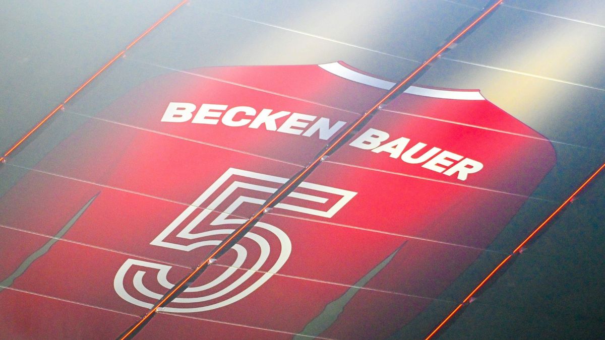 Beckenbauer-Trikot unter dem Dach der Münchner Arena