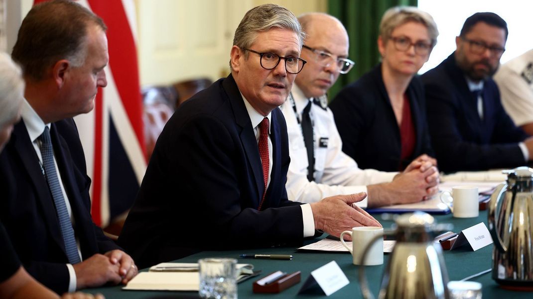 1. August 2024, England, London: Der neue Premierminister Keir Starmer sicherte der Polizei bei einem Treffen mit Spitzenbeamten in der Downing Street die Unterstützung seiner Regierung zu.