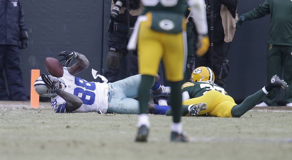 
                <strong>Dez Bryant "No Catch"</strong><br>
                NFL Saison 2014, Divisional Round: Die Dallas Cowboys spielen gegen die Green Bay Packers um den Einzug ins Championship Game. Dez Bryant fängt einen Pass und versucht im Fallen über die Goalline zu kommen. Zunächst wird auf Catch entschieden. Die Schiedsrichter schauen sich die Szene nochmal an und Gene Steratore entscheidet letztendlich auf No Catch. Eine Entscheidung, die einerseits das Playoff-Aus der Cowboys besiegelte und auf der anderen Seite zu einer der umstrittensten Entscheidungen in der NFL-Geschichte wurde.
              