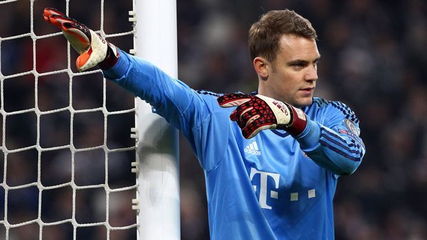 
                <strong>Tor: Manuel Neuer</strong><br>
                Tor: Manuel Neuer. Eines der heißesten Gerüchte der letzten Tage: Nach Berichten des "Mirror" kann der derzeitige Keeper Joe Hart die hohen Erwartungen von Pep Guardiola nicht erfüllen. Dieser will angeblich lieber den Welttorhüter mit nach England nehmen. In der Münchner "Abendzeitung" äußerte sich der Bayern-Coach zu den Spekulationen: "Ich hoffe, er kann seine Karriere hier bei Bayern München beenden. Das ist mein Wunsch." Klingt, als habe Pep eine hohe Meinung von Neuer ...
              