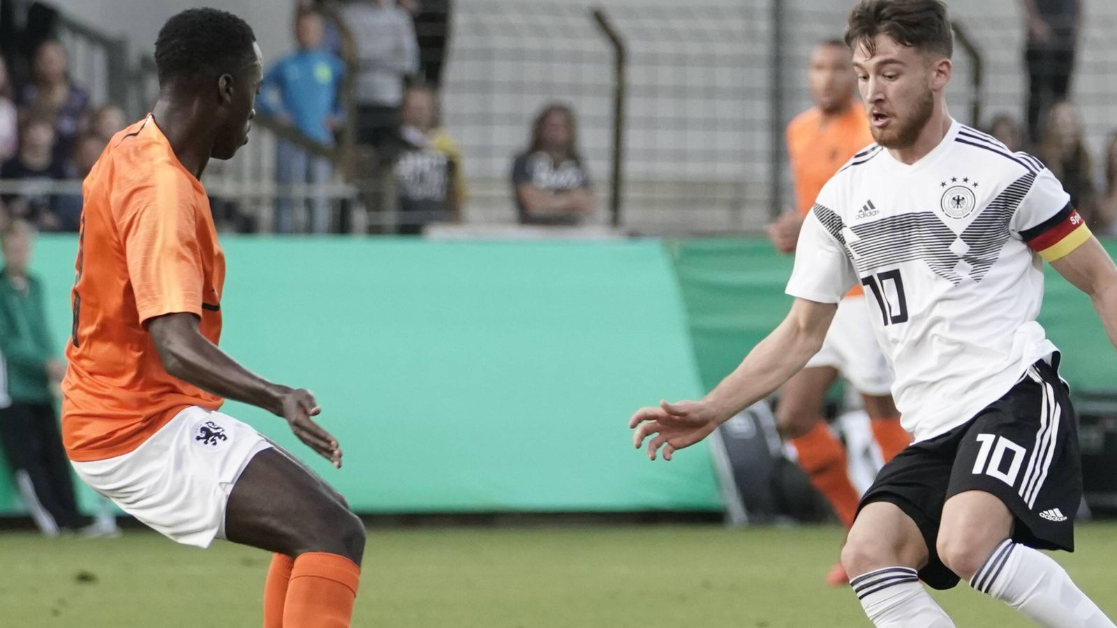 <strong>Deutschland U20 – Niederlande U20 1:1 (2018, Freundschaftsspiel)</strong><br>
                Auch bei den Junioren schlägt die Rivalität voll durch: Jordan Teze nimmt im Oktober 2018 nach einem Testspiel den damaligen deutschen U20-Kapitän Salih Özcan ins Visier und spuckt ihm ins Gesicht, nachdem der einen Foulelfmeter verschossen hat. KNVB-Direktor Eric Gudde poltert: "So etwas tolerieren wir nicht, deshalb ist er aus der Auswahl ausgeschlossen worden."