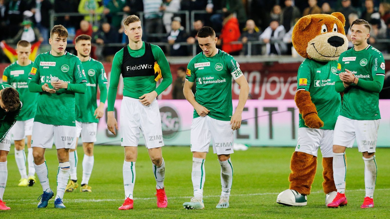 
                <strong>FC St. Gallen</strong><br>
                Als weiterer Kooperations-Kandidat für Leipzig wird das Schweizer Überraschungsteam FC St. Gallen gehandelt. Der eigentliche Underdog trat vor der Corona-Pause aus dem Schatten der Großklubs FC Basel und Young Boys Bern heraus und setzte sich mit einer extrem jungen Mannschaft (Altersdurchschnitt der Startelf lag teilweise knapp über 20 Jahren) an die Tabellenspitze der Schweizer Super League. Mit dem im Januar verpflichteten Torhüter Lawrence Ati Zigi und dem Leihspieler Ermedin Demirovic finden sich im aktuellen Kader bereits zwei Spieler mit RB-Vergangenheit. Ati Zigi wurde bei Red Bull Salzburg ausgebildet, Demirovic bei RB Leipzig. Und auch St. Gallens Trainer kennt die Philosophie der Sachsen bzw. des RB-Fußball-Imperiums aus erster Hand, denn es ist ...
              