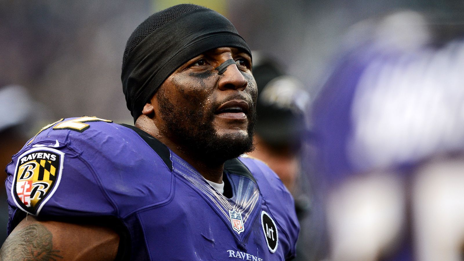 
                <strong>Ray Lewis, Karriereende: 2013</strong><br>
                Einer der besten Linebacker, die jemals auf einem NFL-Spielfeld standen. Lewis wird von Fans der Baltimore Ravens, bei denen er seine komplette Karriere verbrachte, verehrt wie kein Zweiter. Zweimal half Lewis dabei, eine Vince Lombardi Trophy nach Maryland zu bringen (XXXV, XLVII). Im ersten Endspiel wurde er sogar zum MVP gewählt und wurde insgesamt zweimal Defensive Player of the Year. Das "NFL Network" produzierte sogar eine Dokumentation über sein Leben. Dort ist Lewis heute auch als Experte angestellt. Zuvor war der Hall-of-Famer bei "ESPN" aktiv.
              