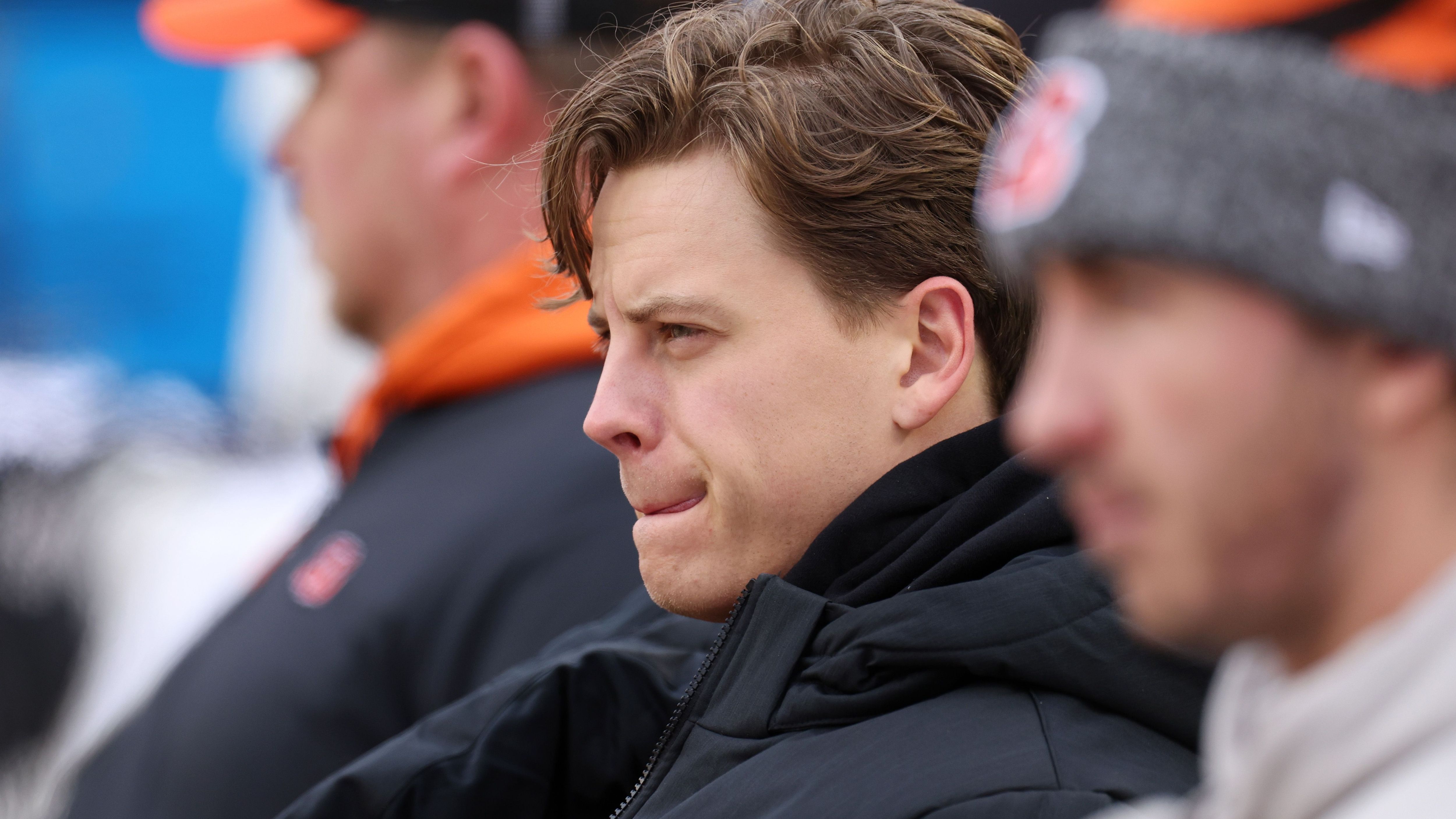 <strong>Quarterback: Joe Burrow (Cincinnati Bengals)</strong> <br>Das zeigte sich einmal mehr, als Burrow in der vergangenen Saison mit einer Handgelenksverletzung ausfiel und die Bengals die Playoffs verpassten. Zur neuen Saison wird er zurückkehren und die Bengals werden mit "Joe Cool" wieder ein anderes Team sein. Mahomes, Jackson und Purdy haben definitiv bessere Teams um sich herum, weshalb Burrow unser QB-MVP ist.