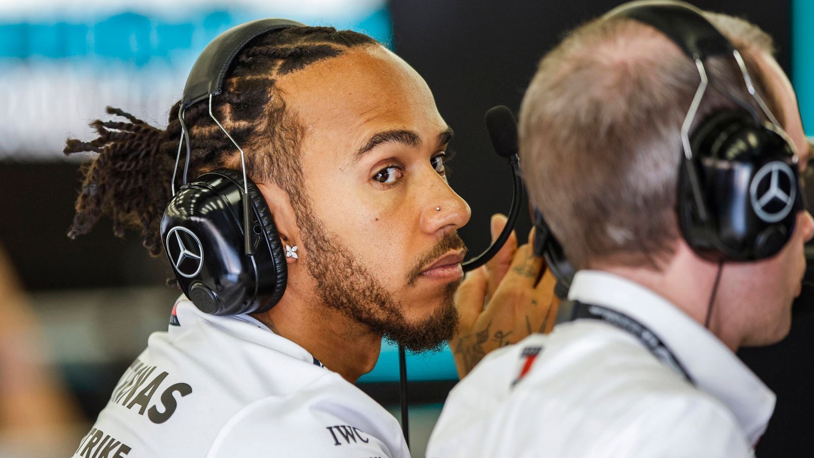 
                <strong>4. Mercedes</strong><br>
                Mercedes hinterließ bei den Testfahrten in Bahrain einen durchwachsenen Eindruck. An den drei Tagen gab es immer wieder Probleme, auch die Performance stimmt die Beteiligten nicht unbedingt optimistisch. "Wir glauben definitiv, dass wir irgendwann ein Auto haben werden, das in der Lage ist, wieder in den Kampf einzugreifen. Dass das aber schon nächstes Wochenende soweit sein wird, ist meiner Meinung nach ein bisschen weit hergeholt", sagte Lewis Hamilton, der seinen achten WM-Titel jagt. "Es gibt noch viele Dinge, die wir adressieren müssen. Einige Faktoren limitieren unsere Balance noch und sind noch vom letzten Jahr präsent. Da müssen wir uns jetzt einfach durcharbeiten", sagte der 38-Jährige.
              