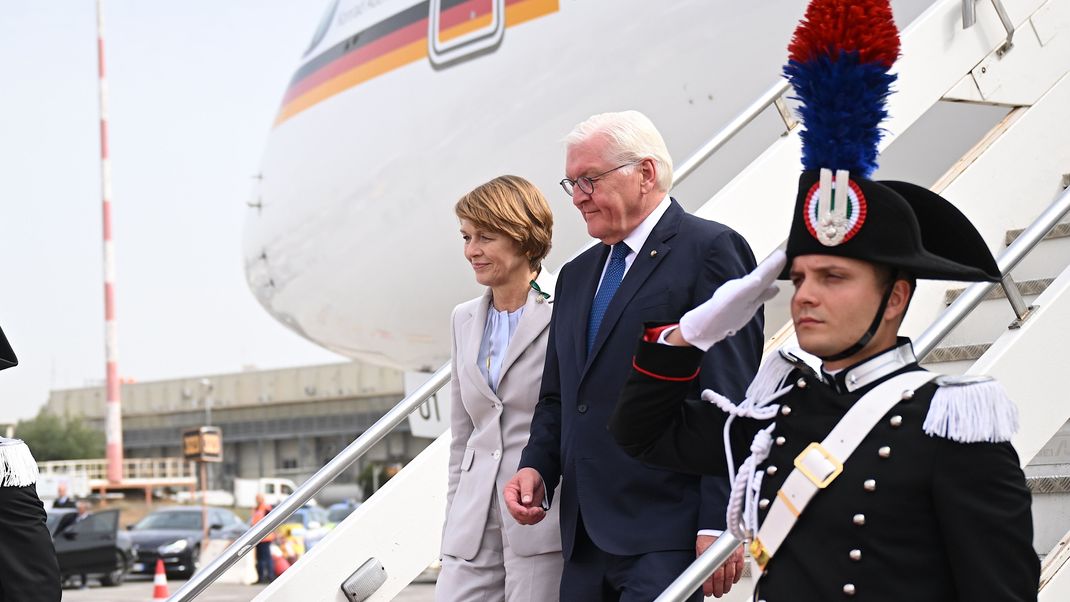 Steinmeier auf Besuch in Italien: In einem Interview mahnt der Bundespräsident, Deutschland sei bei Flüchtlingsaufnahme an der Belastungsgrenze angelangt.