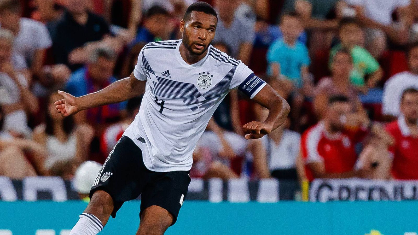 
                <strong>Jonathan Tah</strong><br>
                Gibt den Assist zur Führung durch Waldschmidt zum 1:0. Der Kapitän kann seine Defense nicht wie gewohnt ordnen. Immer wieder stimmt die Zuteilung in der deutschen Abwehrreihe gegen Kalajdzic und Co. nicht. Klärt nach dem Ausgleich immer wieder gegen starke Österreicher. Bekommt nach Foul gegen Schlager die gelbe Karte (31.). Vertändelt den Ball nach Missverständnis mit Baumgartl gegen Kalajdzic (56.). ran-Note: 3
              