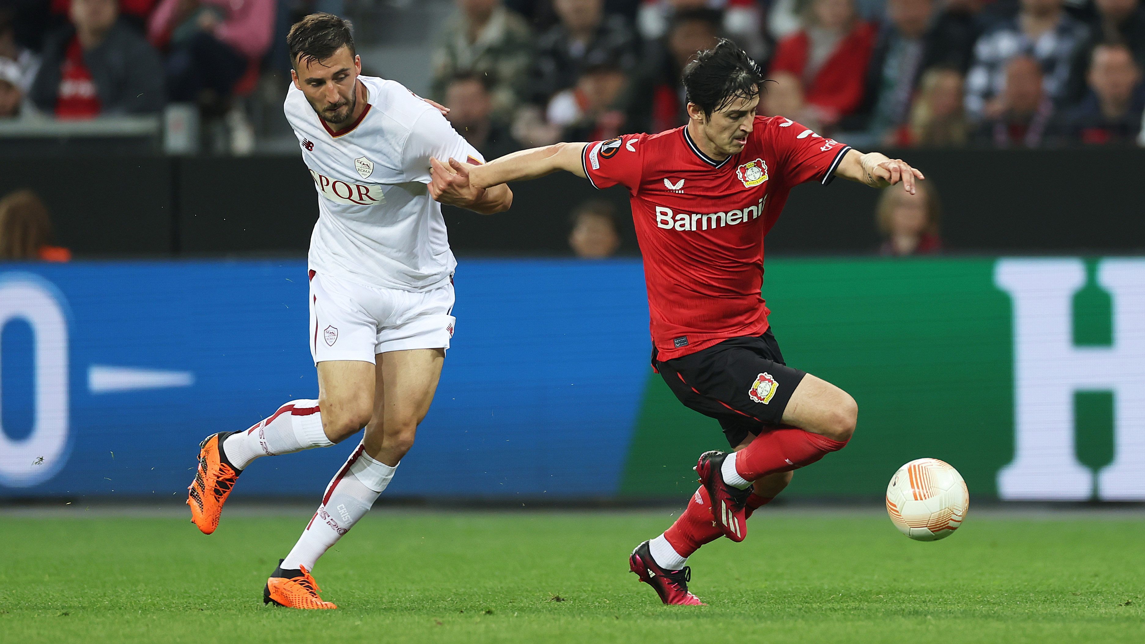 
                <strong>Sardar Azmoun</strong><br>
                Als Spitze keine leichte Aufgabe gegen die auf Defensive getrimmten Gäste. Kommt nicht so zum Zug, seine Möglichkeiten kann man an einer Hand abzählen. Wirklich zwingend ist sein Spiel in den ersten 45 Minuten nicht. Daran ändert sich im weiteren Verlauf nicht viel, bleibt überwiegend blass und bei seinen Chancen in Halbzeit zwei dann auch noch ohne Abschlussglück. ran-Note: 5
              