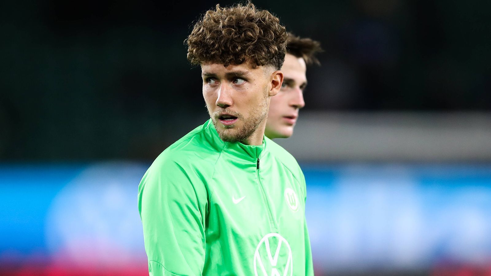 
                <strong>Gian-Luca Waldschmidt (VfL Wolfsburg)</strong><br>
                Im Sommer 2021 wechselte Gian-Luca Waldschmidt für rund zwölf Millionen Euro von Benfica Lissabon zum VfL Wolfsburg. 28 Spiele, zwei Tore und zwei Vorlagen später, scheint die gemeinsame Zusammenarbeit wohl vorerst beendet zu sein. Wie die "WAZ" erfahren haben will, soll der ehemalige Nationalspieler womöglich noch zum VfB Stuttgart wechseln. Dort soll der 26-Jährige den Schwaben zum Klassenerhalt verhelfen. Aufgrund der finanziell schwierigen Situation des VfB, kommt derzeit aber wohl nur eine Leihe bis zum Sommer in Frage.
              