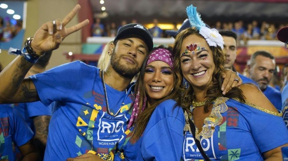 Neymar (l.) bei der Karnevals-Parade im Sambodrom