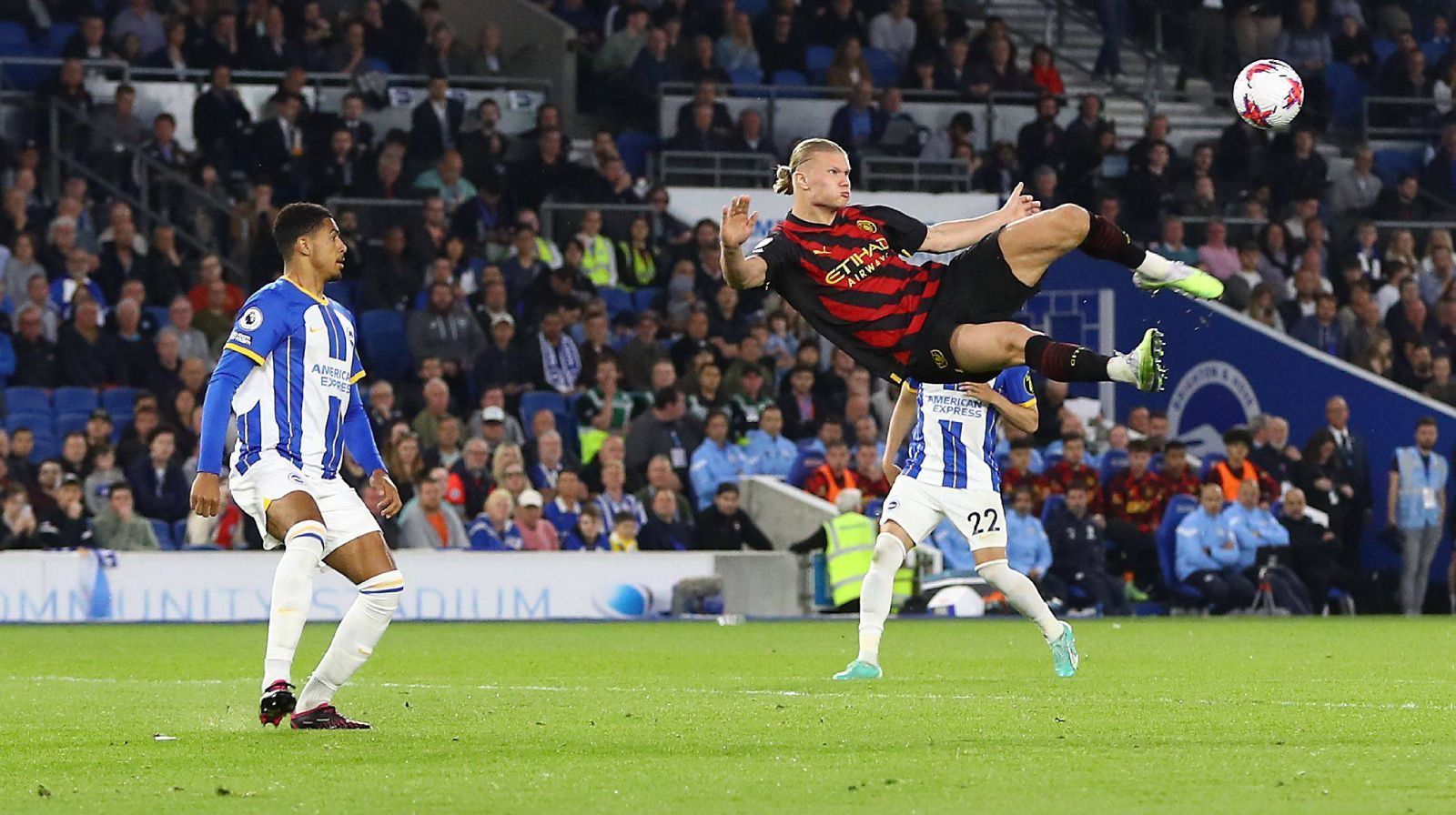 
                <strong>Scorer-Rekord von Thierry Henry eingestellt</strong><br>
                Der nächste Rekord für Erling Haaland: Beim 1:1 bei Brighton & Hove Albion gelang Haaland sein achter Assist. Gemeinsam mit seinen 36 Toren kommt er damit auf 44 Scorerpunkte und stellt den Premier-League-Rekord von Arsenal-Legende Thierry Henry ein. Dem Franzosen gelangen in der Saison 2002/03 24 Treffer und 20 Assists für die Gunners. Jene 20 Assists von Henry sind bis heute Premier-League-Rekord. Wohl einer der wenigen, die sich Haaland nicht schnappen wird...
              