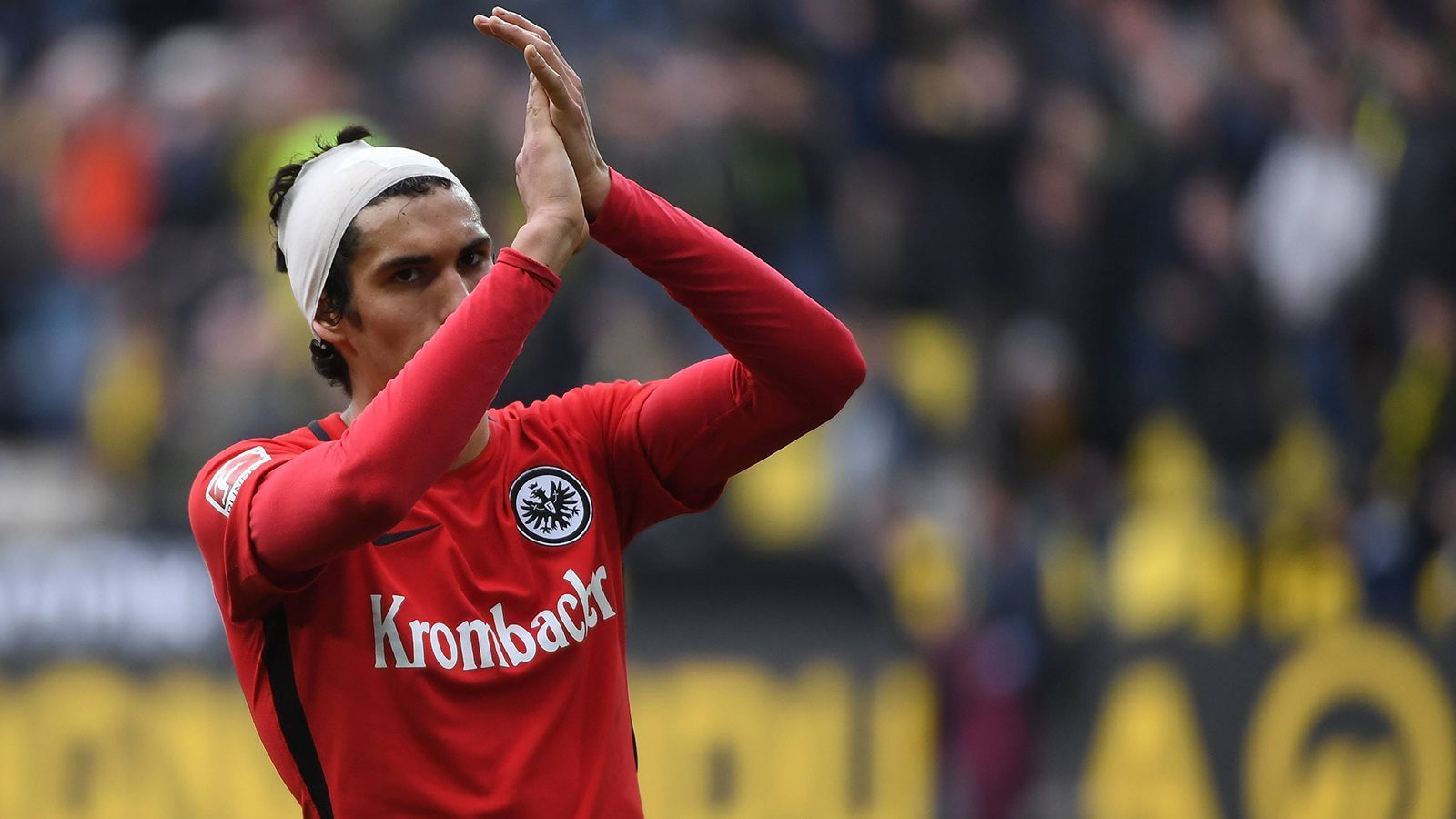 
                <strong>Jesus Vallejo (Eintracht Frankfurt)</strong><br>
                Die Transferakte des unangenehmen Innenverteidigers besteht quasi nur aus Leihgeschäften. 2016 bekam Eintracht Frankfurt den Zuschlag für den damals 19-Jährigen, der sich bei der Eintracht durchaus entwickeln konnte. Mit der Erfahrung von 25 Bundesliga-Spielen ging es ein Jahr später zurück nach Spanien, dann nach England zu Wolverhampton und zurück in die Heimat zum FC Granada. Nachdem der heute 24-Jährige seinen Vertrag bis 2025 verlängerte, wurde er im Sommer 2020 erneut an Granada verliehen und ist dort Stammspieler. Die Vertragsverlängerung lässt darauf schließen, dass die Madrilenen mit dem einstigen Talent nach wie vor einen langfristigen Plan verfolgen.
              