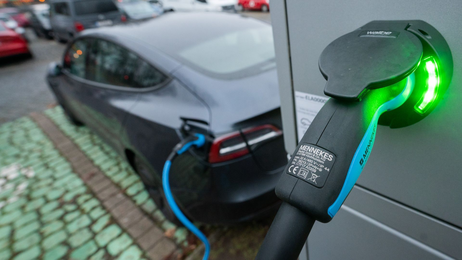 E-Autos sind wegen der steigenden Stromkosten laut einer Studie schon 2023 unattraktiver als Verbrenner. 