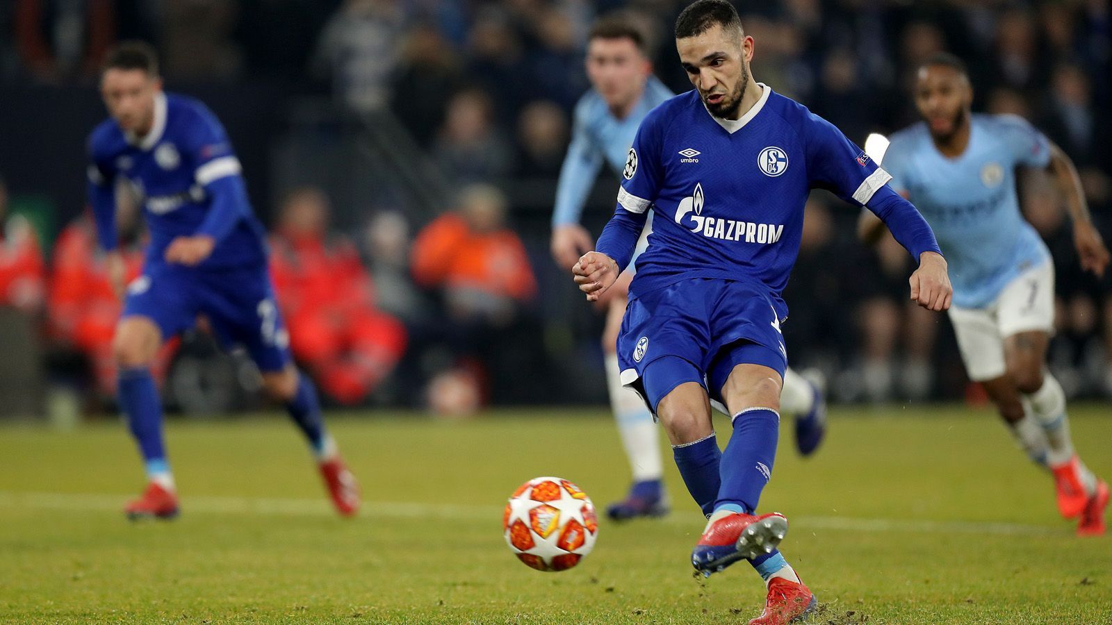 
                <strong>FC Schalke 04</strong><br>
                Nabil Bentaleb (im Bild) ist schon länger ein Problemfall auf Schalke. Der 25-Jährige kann den Verein im Winter verlassen, angeblich hat der SV Werder Bremen seit einigen Monaten Interesse. Etwas Konkretes ist bislang nicht zustande bekommen. Bereits weg sind Mark Uth (zum 1. FC Köln verliehen), Steven Skrzybski (zu Fortuna Düsseldorf gewechselt) und Fabian Reese (Holstein Kiel).
              