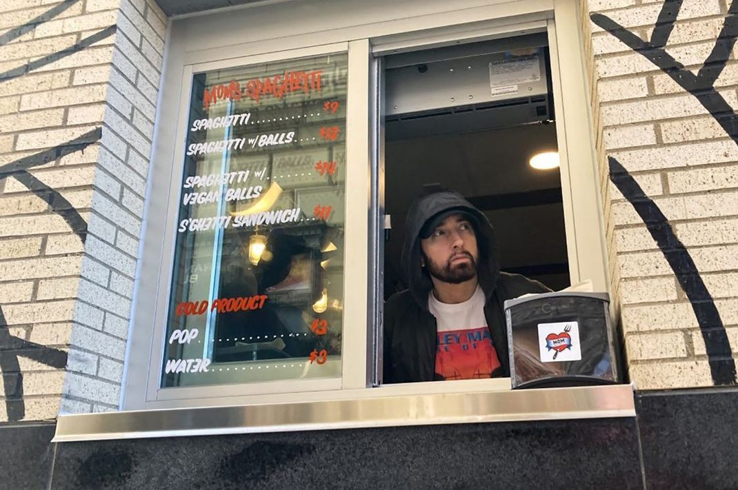 US-Rapper Eminem öffnete gerade sein Pasta-Restaurant "Mom's Spaghetti" in seiner Heimatstadt Detroit. "Slim Shady" stand bei der Eröffnung selbst hinter der Theke und gab Nudeln aus.