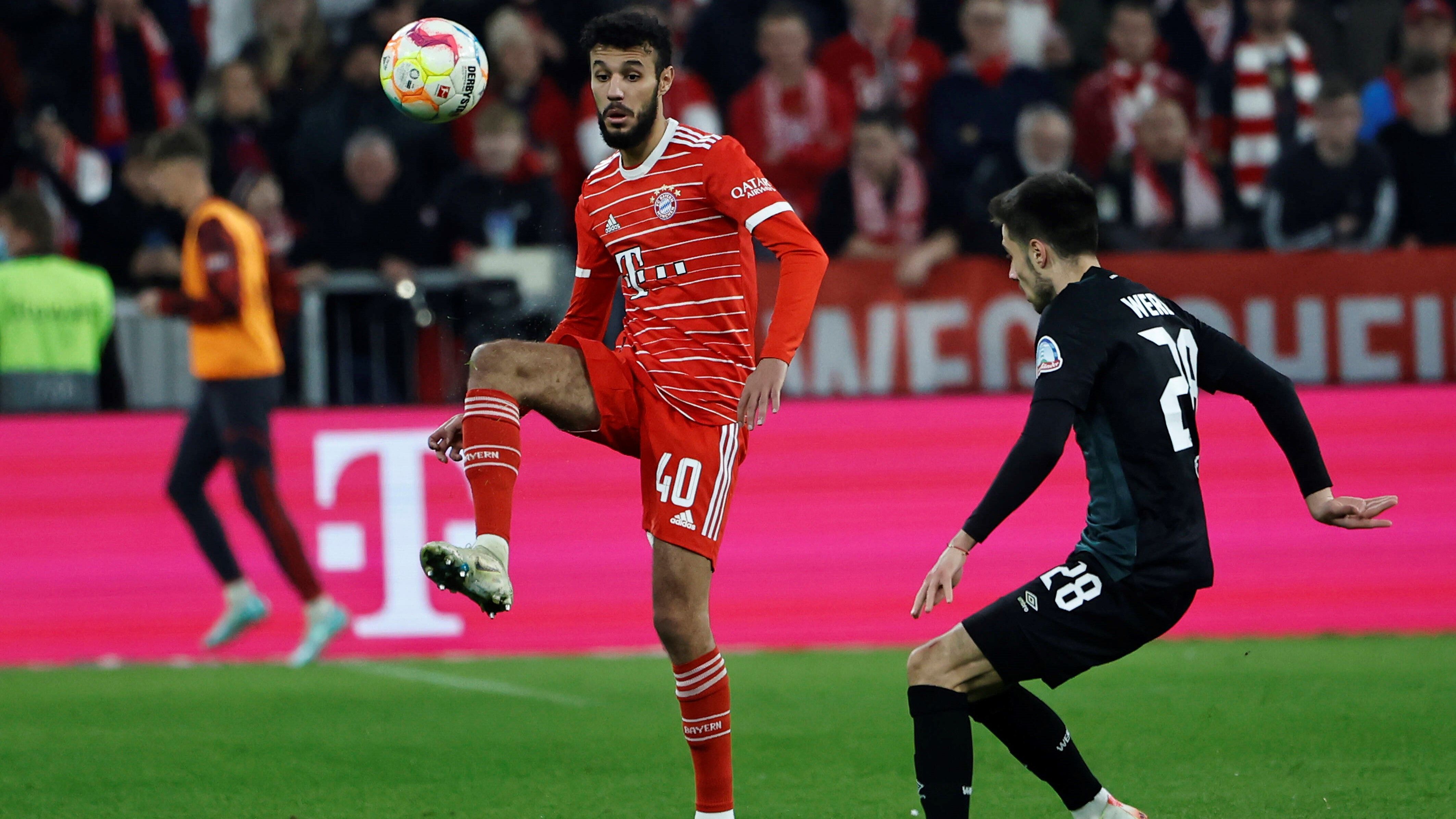 
                <strong>Noussair Mazraoui</strong><br>
                Teil zwei der Bayern-Ajax-Connection: Noussair Mazraoui sollte die uralten Probleme auf der Rechtsverteidigerposition lösen (zwischenzeitlich waren Spieler wie Bouna Sarr und Alvaro Odiozola probiert worden). Und zunächst sah es so aus, als wäre der 25-Jährige damit überfordert. Doch vor der WM-Pause kam er immer besser zurecht beim FC Bayern. Es zeigte sich: Er könnte wirklich die Lücke schließe, die seit dem Abschied von Philipp Lahm auf der rechten Seite klafft. Allerdings fing er sich Corona ein, spielte dennoch bei der WM, hat nun eine Herzmuskelentzündung. Rückkehr unbekannt. Brazzo-Note: 1,5
              