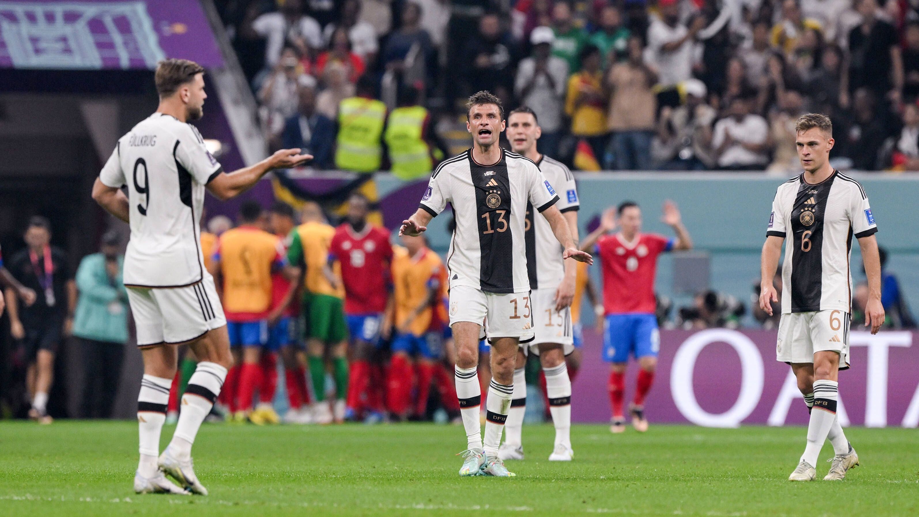 <strong>Vorrunden-Aus in Katar</strong><br>Danach ging es steil bergab. Schon die unmittelbare WM-Vorbereitung verlief durchwachsen mit der ersten Niederlage für Flick als Bundestrainer gegen Ungarn (0:1). Es folgte das desolate Vorrunden-Aus in Katar, bei dem sich die Nationalmannschaft mit der Menschenrechtslage im Gastgeberland eher für Politik als für den rollenden Ball und den nächsten Zweikampf zu interessieren schien.