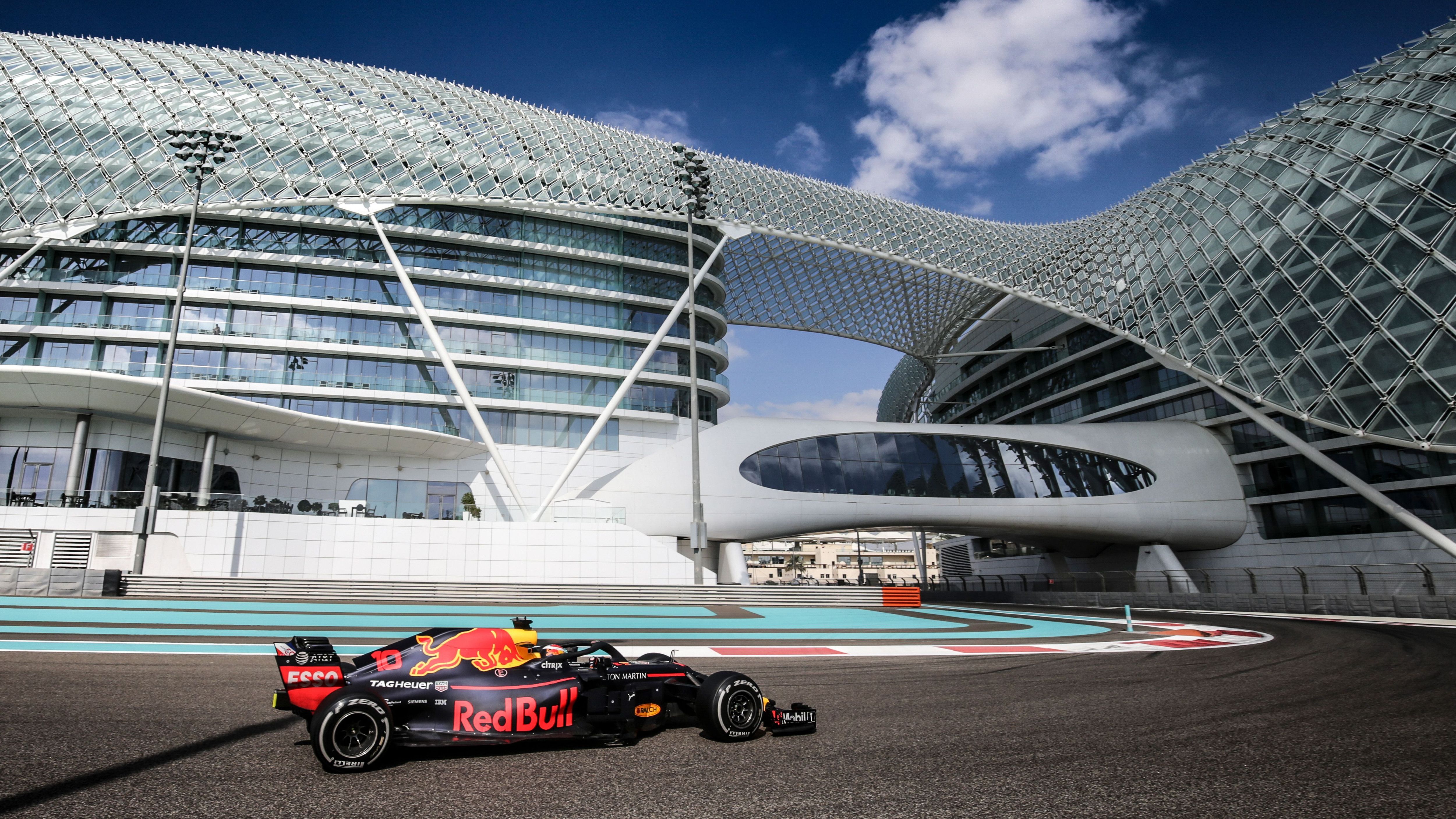 
                <strong>Yas Marina Circuit Abu Dhabi, Vereinigte Arabische Emirate </strong><br>
                Seit 2009 ist die 5,55 Kilometer lange Strecke des Emirates Abu Dhabi im Rennkalender der Formel 1 und bildet seither häufig das Abschluss-Rennen der Saison. Sebastian Vettel feierte 2010 in einem Herzschlagfinale hier seine erste von vier Fahrer-Weltmeisterschaften. Den Streckenrekord von 1:40,279 min stellte ebenfalls Vettel im Jahr 2009 im Red Bull-Cockpit auf. Lewis Hamilton ist bei bisher zehn gefahrenen Rennen auf dem Kurs der Rekordgewinner mit vier Siegen. Kann der Brite in diesem Jahr hier den fünften Abu-Dhabi-Sieg und zugleich fünften WM-Titel holen?
              