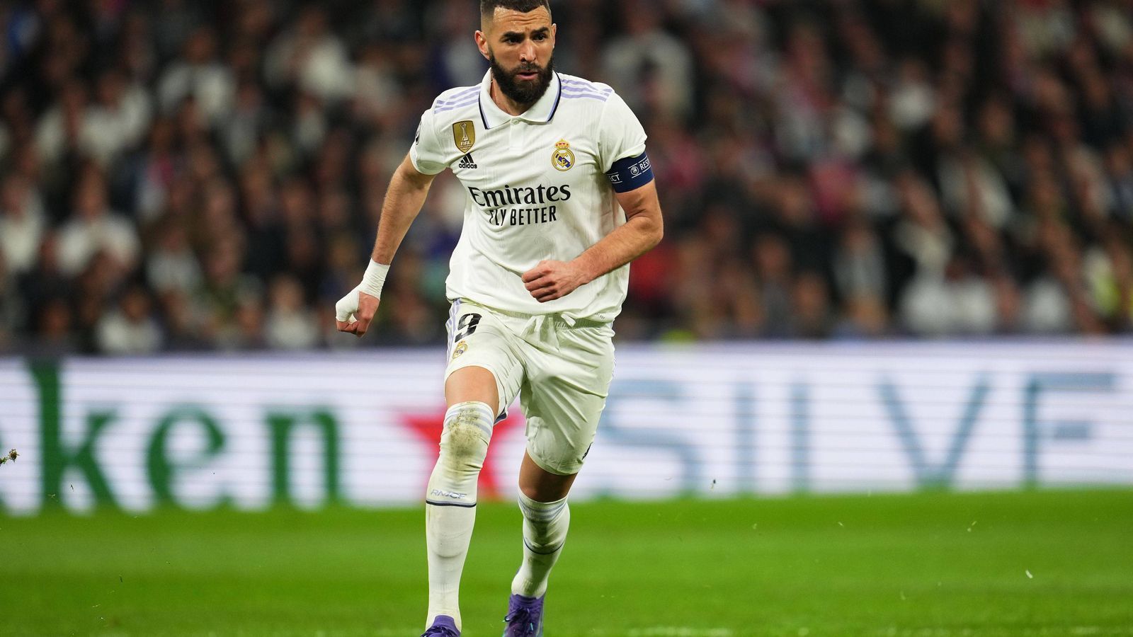 
                <strong>Karim Benzema (Real Madrid)</strong><br>
                Bildet mit Vinicius Junior die Offensivabteilung von Real Madrid. Der Franzose spielt mit Auge und seiner Routine, die einzigen beiden Torschüsse der Königlichen in der ersten Hälfte gehen auf sein Konto. Taucht im Verlauf des Spiels aber mehr und mehr ab. ran-Note 4
              