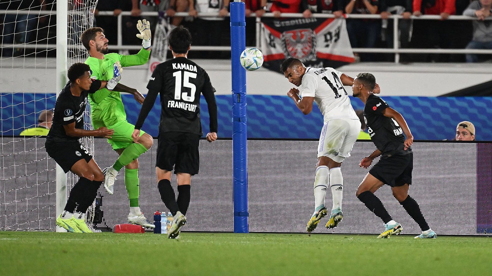 
                <strong>Casemiro</strong><br>
                Fällt im Mittelfeld neben Kroos und Modric quasi nicht auf, ist vor dem 1:0 aber hellwach und legt die Führung durch Alaba clever auf. Wird im Anschluss etwas offensiver, trifft im zweiten Durchgang aus der Distanz die Latte. Zeigt aber vor allem Wühler-Qualitäten und mimt die Aufgabe des fünften Verteidigers. Übernimmt die Drecksarbeit im Mittelfeld und überlässt Modric und Kroos das Spielerische. ran-Note: 2
              