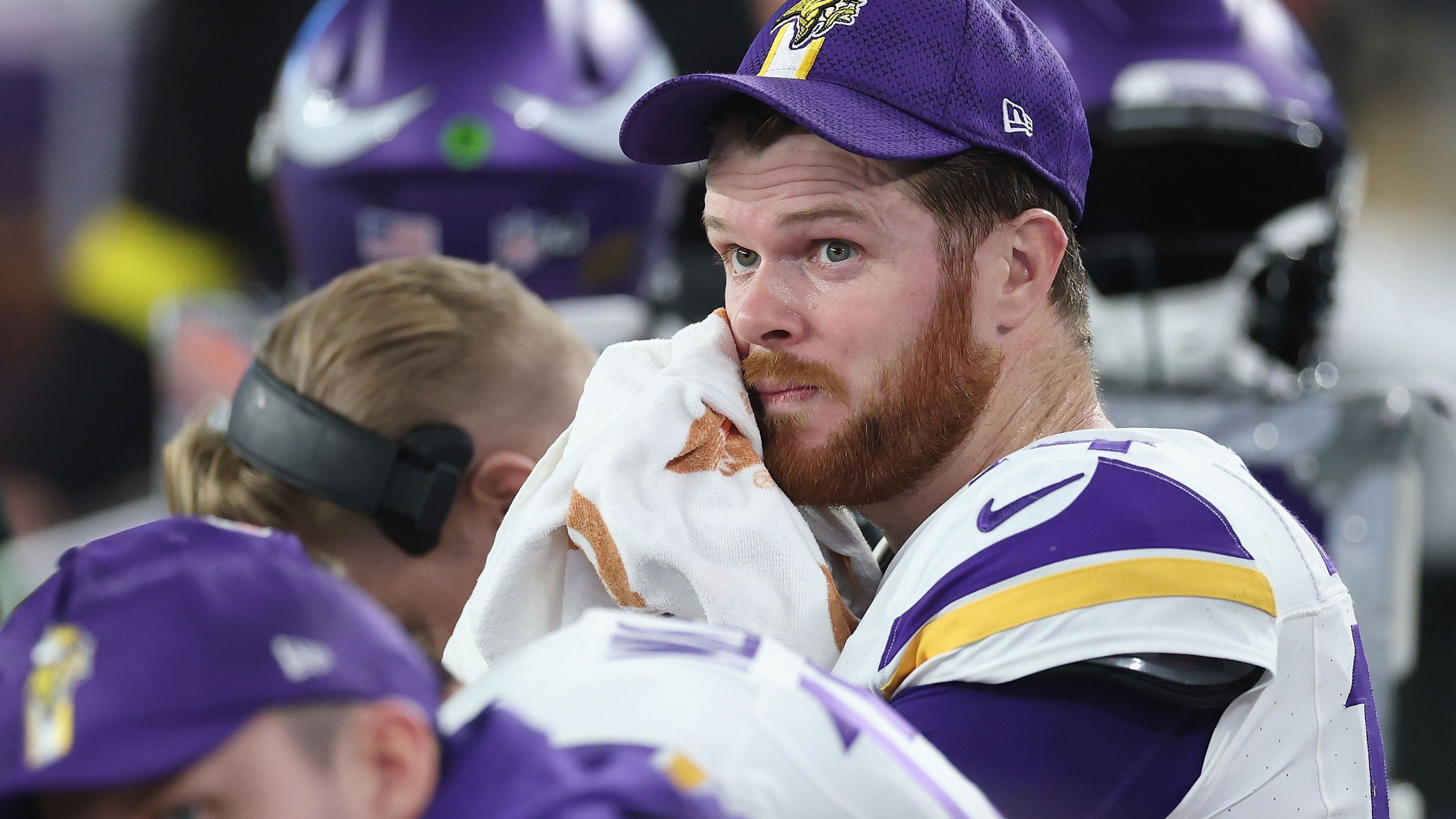 <strong>Sam Darnold (Minnesota Vikings)</strong><br>Bei den "Big Blue" wird demnach aber auch Sam Darnold als Option gehandelt - neben <a href="https://www.ran.de/sports/american-football/nfl/news/nfl-aaron-rodgers-soll-sich-einem-rivalen-der-new-york-jets-angeboten-haben-504368">Aaron Rodgers, der sich selbst angeboten haben</a> soll. Der 27-Jährige stand laut "ESPN" schon vor einem Jahr auf der Giants-Liste, seine starken Auftritte bei den Minnesota Vikings dürften seine Ansprüche nach oben geschraubt haben, immerhin gelangen ihm 35 Touchdowns bei zwölf Interceptions ...