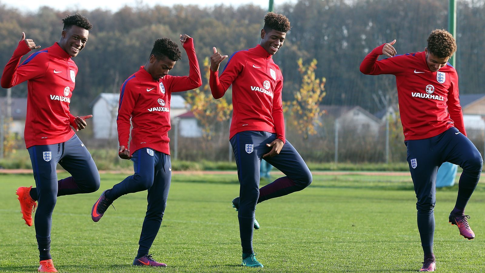 
                <strong>Kumpel Sancho</strong><br>
                Während ihm naturgemäß Chelseas Trainer Maurizio Sarri von einem Wechsel zum FC Bayern öffentlich abriet, gibt es andererseits prominente Fürsprecher Hudson-Odois (li.), die einen Transfer des englischen Juwels an die Isar begrüßen würden. "Ich habe ihm erzählt, dass die Bundesliga eine gute Liga ist. Er soll einfach das machen, was für ihn das Beste ist und bei dem er sich wohl fühlt", sagte Dortmunds Engländer Jadon Sancho (re.) während des Trainingslagers in einer Presserunde. Hudson-Odoi und Kumpel Sancho gewannen 2017 gemeinsam die U-17-Weltmeisterschaft und der Dortmunder hat es mittlerweile über Dortmund sogar bis in die englische A-Nationalmannschaft geschafft.
              