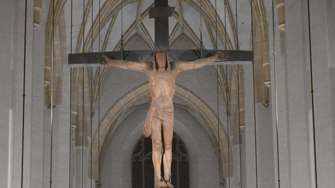 Bayern, München: Ein Kreuz hängt während der Heiligen Messe im Münchener Dom an der Decke.