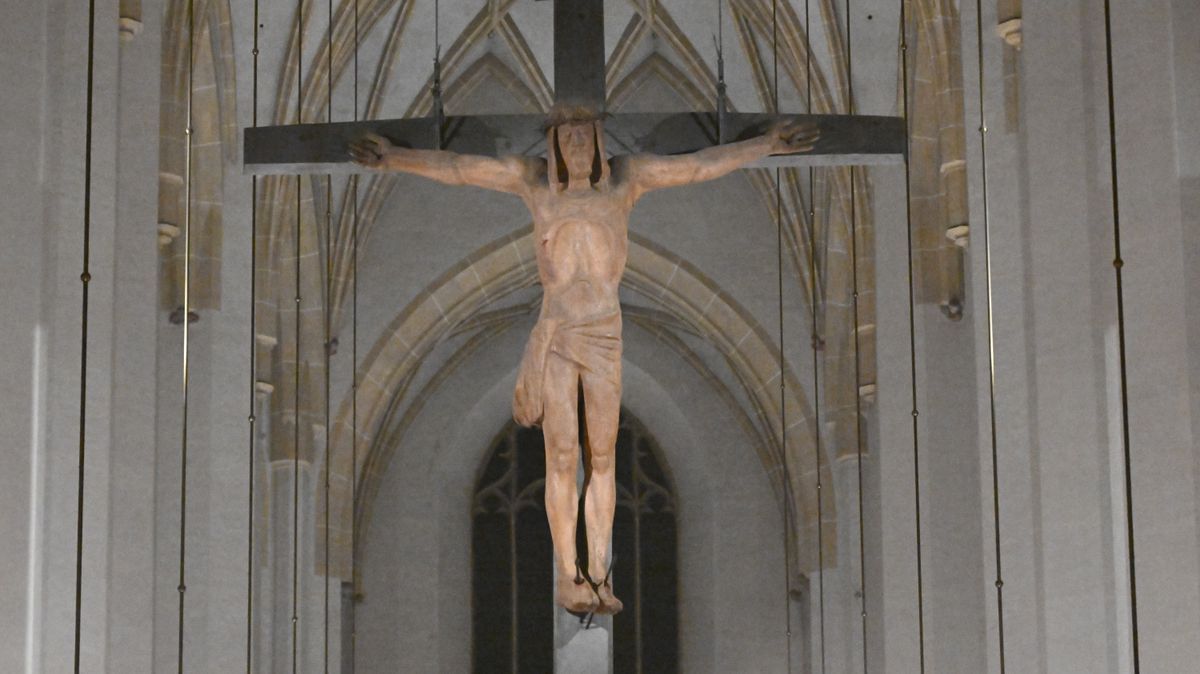 Bayern, München: Ein Kreuz hängt während der Heiligen Messe im Münchener Dom an der Decke.