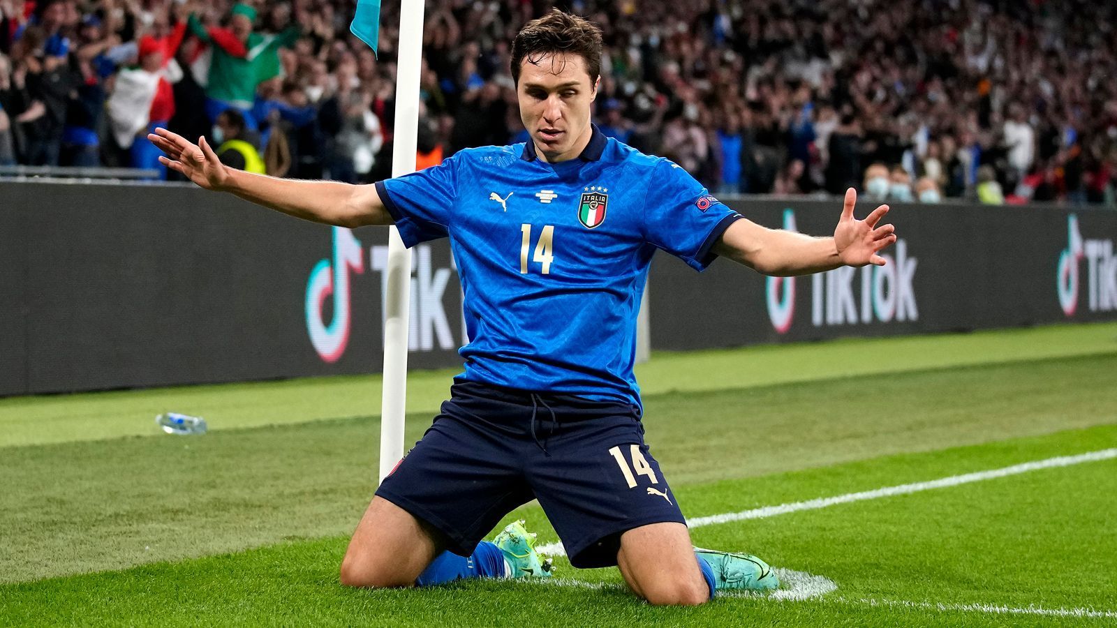 
                <strong>Angriff: Federico Chiesa (Italien)</strong><br>
                Zunächst eher als Joker gefragt, etablierte sich Juve-Profi Federico Chiesa im Laufe der EM in der Startformation der Italiener und steuerte auf dem Weg zum Titel der "Squadra Azzurra" zwei ganz wichtige Treffer bei. Im Achtelfinale gegen Österreich brachte der Sohn von Ex-Nationalspieler Enrico Chiesa die Italiener als Joker in der Verlängerung mit 1:0 in Führung und leitete den späteren Treffer zum 2:0 ein. Im Halbfinale schlug Chiesa gegen Spanien in der 60. Minute erneut zum 1:0 zu. Auch im Finale marschierte der 23-Jährige über 86 Minuten auf und ab, dann musste er einer Verletzung Tribut zollen und die entscheidenden Minuten inklusive Elfmeterschießen von der Bank aus mitverfolgen.
              