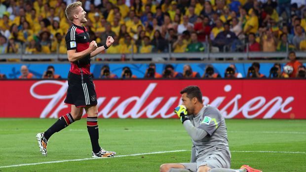 
                <strong>WM 2014</strong><br>
                WM 2014 - 7:1 gegen Brasilien: Zwölf Jahre nach dem Endspiel von Yokohama hatte die DFB-Elf die Chance zur Revanche gegen Brasilien - und es wurde eine Machtdemonstration. Deutschland nahm die Selecao in Belo Horizonte schlichtweg auseinander. Andre Schürrle erzielte das zwischenzeitliche 7:0. Im Endspiel war es erneut Schürrle, der am entscheidenden Treffer von Mario Götze gegen Argentinien beteiligt war. Der heutige Wolfsburger gab die Vorlage zum 1:0-Siegtreffer.
              