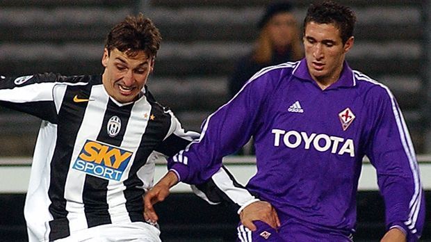 
                <strong>Giorgio Chiellini</strong><br>
                Giorgio Chiellini: Ähnlich wie bei Melo, so diente auch für für Chiellini die Fiorentina als Zwischenstation auf dem Weg zu Juventus Turin. Der eisenharte Verteidiger wechselte 2004 als 19-Jähriger von Livorno in die Toskana. 42 Pflichtspiele und drei Tore später ging Chiellini 2005 für kolportierte 7,3 Millionen Euro Ablöse zur "Alten Dame", für die er bis heute die Knochen hinhält. Mit nunmehr 32 Jahren hat der Defensiv-Mann fünf Meistertitel und zwei Pokalsiege mit Juventus Turin eingefahren.
              