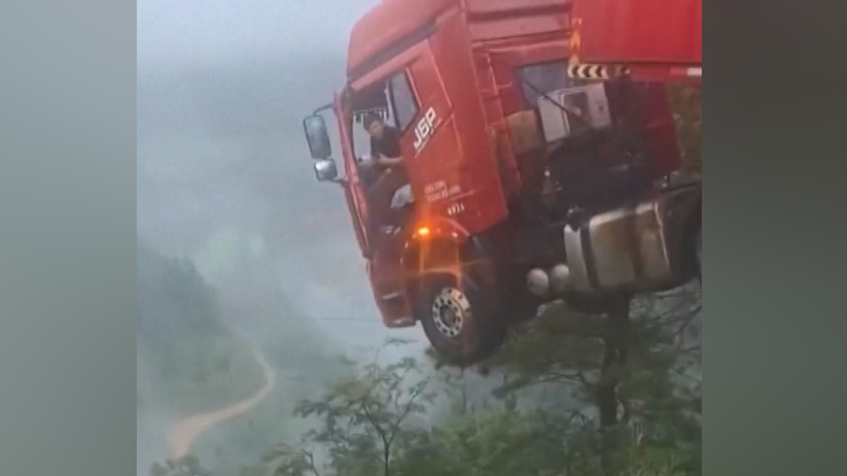 Lkw rutscht über Rand einer eingestürzten Brücke