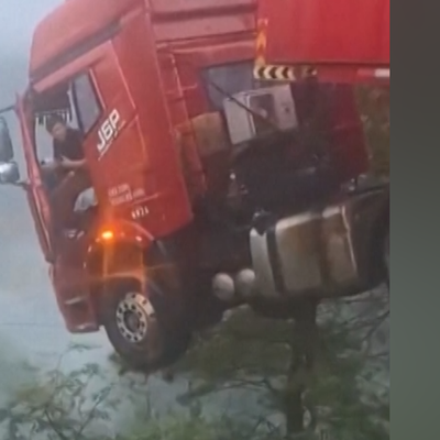 Lkw rutscht über Rand einer eingestürzten Brücke
