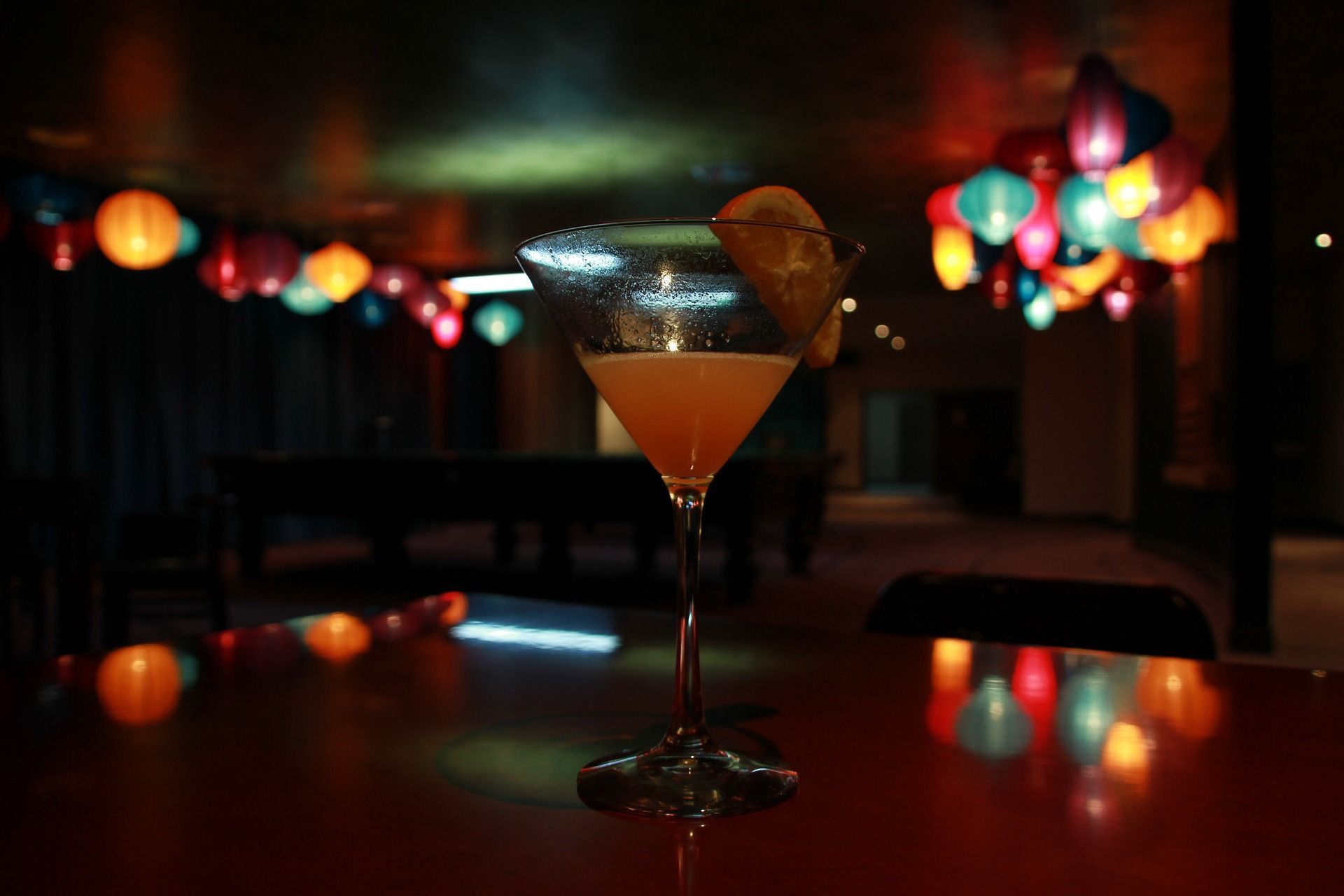 Rezepte für Cocktails ohne Alkohol gibt es viele – fruchtige Varianten sind besonders beliebt und kommen im Cocktail-Glas richtig schön zur Geltung.
