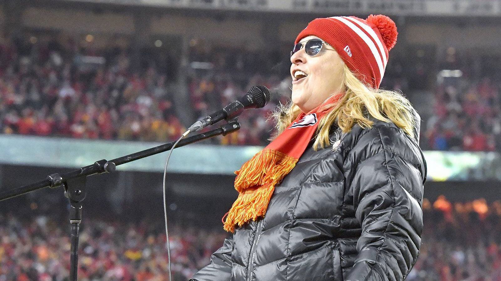 <strong>Melissa Etheridge (Kansas City Chiefs) </strong><br>
                Die Sängerin und Songwriterin Melissa Etheridge gewann 2007 mit ihrem Track "I need to wake up" einen Oscar in der Kategorie Bester Song. 13 Jahre später durfte sie erneut jubeln - ihre Chiefs krönten sich nach dem Sieg über die 49ers zum NFL-Champion. Zuvor sang sie im Championship Game sogar die US-Hymne. Auch dieses Jahr wird sie Mahomes, Kelce und Co. die Daumen drücken.
