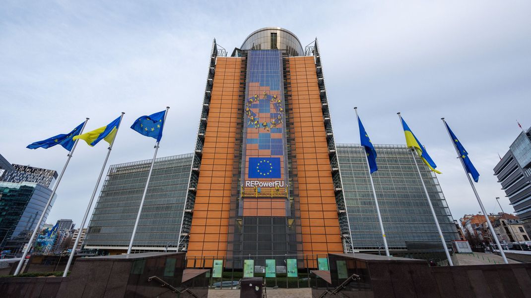 Zuhause: Die EU-Kommission sitzt im Berlaymont-Gebäude in Brüssel. Es wurde von 1963 bis 1967 erbaut. Sein Name stammt von einem Frauenkloster, der Dames de Berlaymont, das zuvor an dieser Stelle stand. Das Foto stammt aus dem Jahr 2023. Aus Solidarität mit der Ukraine wurde davor deren Nationalflagge aus Anlass des Jahrestages des russischen Überfalls gehisst.